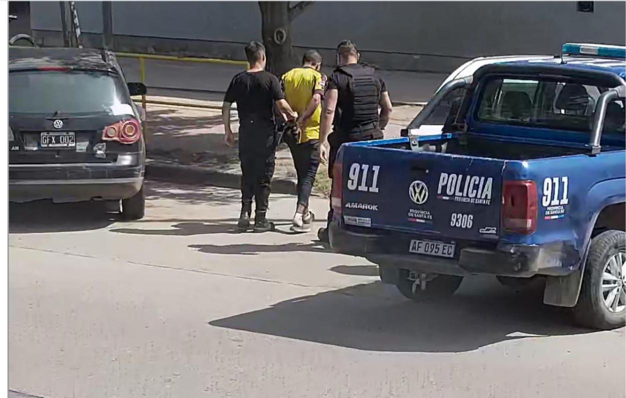 Salía de la escuela en Roldán y un hombre con antecedentes lo agredió: los vecinos reaccionaron y fue detenido